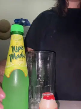 Kalian harus coba hacks satu ini aslii segerr puol 🫠🫠🫠 Nipis Madu + Yakult kombinasi petcaaaaah ❤️‍🔥 #nipismadu #nipismadulimesoda #yakult #yakultchallenge #fyp #seger #minumantiktok #minumanviral #hacks #fypシ 