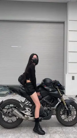 Đi dạo hong ? Mùa thu rồi thời tiết dễ chịu … #mt15 #motogirl #allblack #dcgr #vibes #fashion 