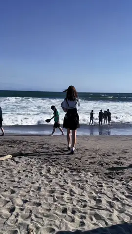 镰仓高校前站的沙滩，非常好玩，光着脚丫🦶玩水，看着少年少女，好像青春。好多人在车站打卡匆匆就走了，殊不知忽略了镰仓真正美丽的地方，只要慢下来，就能看到#日本留学生活 #日本 #沙滩 #海边