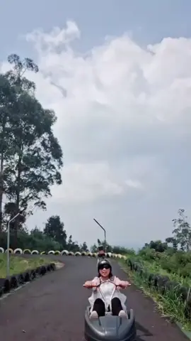 orang-orang selalu menyadari kalo sifat kita berubah, tapi mereka tidak pernah sadar kalo sifat merekalah yang membuat kita berubah :(