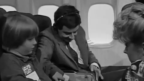 انا اذا سمعت ابو نوره #🙆🏻‍♂️ #👂 #🔊 حَالي الجيد رعّبوب .. زاهي الخد ناحِل العَود أنا صَبري مَعاه قِد تِبدد وانا صَابر سَنه كل المنى يوم تنصوني لنا الله .. يا خالي من الشوق وانا المولع على نارين .. لنا الله #فنان_العرب #محمد_عبده #abdu #فن #اغاني #موسيقى #حب #m #احبك #حبيبي #م #حبيبتي #a❤️m #السعوديه #🇸🇦 #💚 #منشن #اكسبلورر #❤️ #اكسبلورexplore #نشر #ضحك #😂 #🤣 #وناسة #كوميدي #كوميديا #💞 #سعادة  #مستر #مستر_كوميدي #مستر_بن #مسافر #سفر #طيران #طائرة #طياره #مضيفة_طيران 