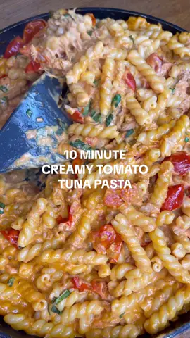 10 Minute Creamy Tomato Tuna Pasta - Perfect Meal Prep or Week Night Dinner🍅😋 #mealprepideas #creamytomatopastarecipe #tunapasta #10minutemeals 