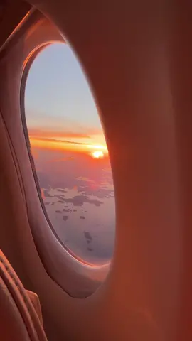 When you’re the window passenger 😍 Incredible sunrises on the plane from @airbaltic 🤍✈️ Follow us @swiss.hunter for more ⛰️ —————————————— #sunset#sunsets#sunrises#plane#airplane#airbaltic#windowpassenger#passengerwindow#travel#travelblogger#traveler#blogger 
