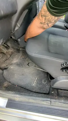 8 ans sans nettoyage pour ce Dacia Duster d'un ancien fumeur.  5h30 de travail #france #CleanTok #lavageauto #nettoyageauto  #cleancar #bubbleauto  