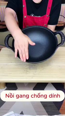 Nồi gang chống dính, sử dụng được mọi loại bếp, có nắp kính ạ