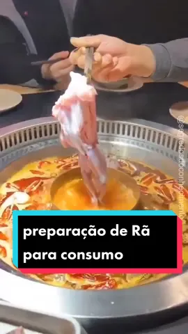 Rã se movimenta mesmo após preparada para consumo! #rã #preparacaodecomidas #comidasexoticas #comerrã 