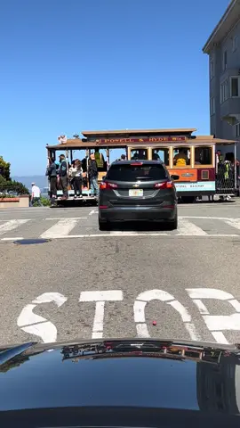 The best way to enter this crooked section of Lombard Street in San Francisco is to start at the top of the hill. #AMAZING #lombardstreetsanfrancisco #thebest #thabkyouGP 