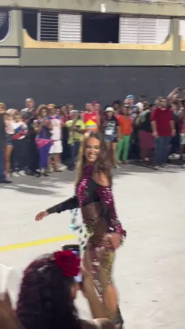 Que saudade de ver a diva Paolla dando show na Sapucaí! 😍 #carnaval #samba #paollaoliveira #diva #rainhadebateria #sapucaí