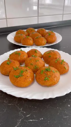 Asla dağılma çatlama olmayan içli köfte tarifi  Malzemeler: Köftenin dışı için: 1.5 Su bardağı kısırlık bulgur Bulguru ıslatmak için 1.5 Su bardağı sıcak su 1 Çay bardağı irmik unu 1 Çay bardağı un 1 yumurta 1 Yemem kaşığı salça 1 Tatlı kaşığı tuz,kırmızı toz biber.yarım çay kaşığı kimyon Kıymalı harç malzemeleri: 350 gr kıyma 2 Soğan 1 Yemek kaşığı dolusu tereyağ 1Yemek kaşığı salça 1 Tatlı kaşığı tuz, kırmızı toz biber,kara biber.yarım tatlı kaşığı kimyon Bir tutam maydonoz Bir tavaya kıymayı alıp kavuralım.tere yağını da ekleyelim.ince kıydığımız soğanı ekleyip kavurmaya devam edelim.soğan diriliğini kaybedince salçayı ve baharatları ekleyip güzelce karıştırıp kavurduktan sonra ince kıydığımız maydonozuda ekleyip karıştıralım ve ocaktan alıp soğumaya bırakalım Üzeri için 1 Yemek kaşığı dolusu tereyağ 1 Çay kaşığı kırmızı toz biber 1 Tutam maydonoz Bir kaba bulguru ve irmiği alıp ıslatalım.üzerini kapatım 20 dakika kadar dinlendirelim.daha sonra unu,salçayı, baharatları ve yumurtayı ekleyip güzelde yoğuralım Arada elimizi soğuk suyla ıslatalım.bulgurlu harçtan 20 eşit parçalar koparıp avucumuzda yuvarlayalım.ince olacak şekilde açalım.videodaki gibi hazırlayıp soğuyan kıymalı harçtan birer kaşık ilave edip kapatalım.bütün işlem bitene kadar devam edelim.Bir tencerede suyu kaynatalım.üzerine tuz ilave edelim.köfteleri suya yavaşça bırakalım ve haşlayalım.Ben iki kerede haşladım.haşlanan köfteleri sudan alıp servis tabağına  alalım.bolca tereyağ döküp,ince kıydığımız maydonozuda serpiştirdikten sonra sıcak sıcak servis yapalım Yapıp deneyecek olanlara afiyet şifa olsun🥰 #haşlamaiçliköfte #haslama #içliköfte #köftetarifi #bulgurköfte #bulgur #köfte #lezzetlitarifler #kolayyemektarifleri 