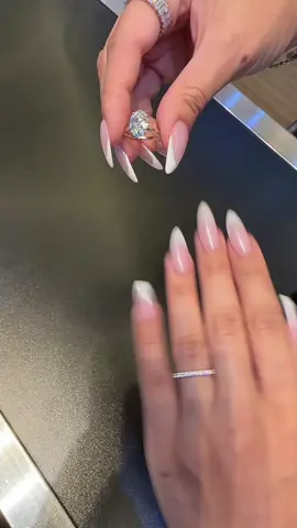 3CT E Vs1 oval cut solitaire engagement ring paired with a diamond band 🤍