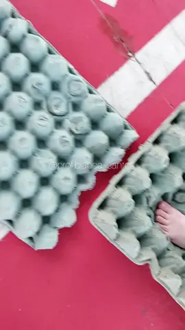 Tapete sensorial feito com caixas de ovos: uma forma criativa de estimular os sentidos e a coordenação motora das crianças. #tapetesensorial #montessori 