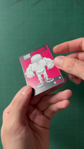 Las tarjetas coleccionables me fascinan! 🤓  #diyproject #artprints #cardcollection #proyectosfaciles #hazlotumismo #tarjetascoleccionables #coleccionista #illusterrormx #johnnyterror #diseñodepersonajes #ilustracióndigital #diseñograficotips #drawhausmx #comics #posterdesign 