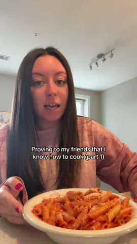 Homemade pasta sauce >>> #gigihadidpasta #dinnerrecipe #higuysigotfood #higuysimadefood #spicyvodkapasta 