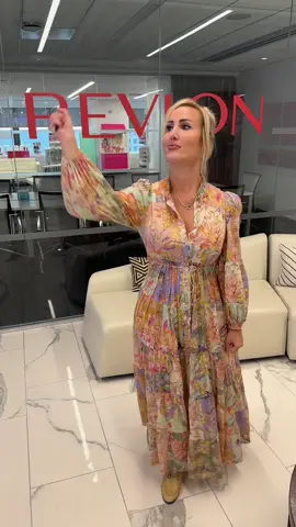 Thanks @HeatherRaeElMoussa! Don’t sleep on our #ColorStay Lip Liner. Comment below for a ski pants storytime 😈⛷️