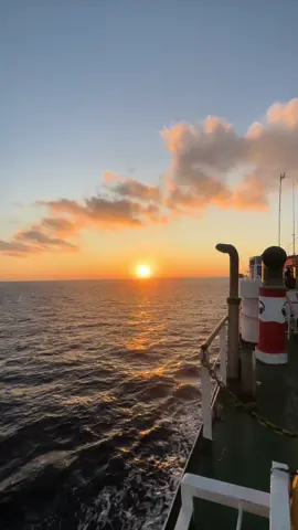 Walaupun di atas kapal tetap cantik sunrisenya😁@#lomboksumbawa #sunrise #selamatpagi #diataskapalverilomboksumbawa 