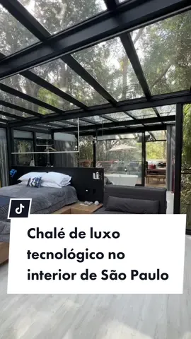 TUDO SOBRE A CABANA EM QUE ME HOSPEDEI NESTE FINAL DE SEMANA: ✨Fui conhecer, na propriedade @goat_lodge, o recém inaugurado chalé deles chamado “Loft São José”. É uma das hospedagens mais tecnológicas que já visitei, é toda de vidro e um diferencial é ser beeem pertinho de São Paulo, fica a 1h20min na cidade de Ibiuna. 💡PORQUE TECNOLÓGICA? - SMART WINDOW - Tem um vidro inteligente em frente à jacuzzi que fica branco ou transparente, a depender do que você quiser em questão de privacidade ou estética. ▫️CORTINAS AUTOMATIZADAS - Apertando um botão em um tablet, você consegue fechar as cortinas da casa, que é toda de vidro - tem cortinas nas paredes e no teto e então elas fecham sozinhas. ▫️PROJETOR de alta qualidade para assistir netflix em um telão. ▫️Churrasqueira à gás. ▫️Fogueira à álcool. ▫️Tem ALEXA E JBL. 🫶🏻OUTROS DIFERENCIAIS INCRÍVEIS: ▫️DUAS JACUZZIS!!!! Uma interna de imersão e uma externa de hidromassagem. ▫️SAUNA TRANSPARENTE DE VIDRO - sempre foi meu sonho experimentar uma dessa e eu amei demais!!! ▫️Banheiro inteiro de vidro com vista para a floresta. ▫️Lareira interna, ar condicionado quente-frio, aquecedor de toalha. ✨Outras comodidades: ⁃ Amenities ( shampoo,condicionador e sabonete) ⁃ Aparelho de fondue ( já disponibilizamos álcool em pastilha para acender ) ⁃ máquina e cápsulas de café Nespresso  ⁃ Filtro de água - Cooler para bebidas e gelo - Balde para gelo e bebidas ⁃ Secador de cabelos ⁃ Potes pra pet ⁃ Tapete higiênico para pet - Heliponto 🐶 PET FRIENDLY - Aqui seu bichinho é bem vindo! Eles tem tigela de água e ração, tapetinho higiênico, saquinho para coleta de fezes e lencinho umedecido. Mas atenção, o ambiente é aberto e com risco de altura, mantenha seu pet perto de você. 💰 VALOR: uma média de 1200 reais a diária, o chalé está disponível para locação nas plataformas Airbnb e Holmy. ❓E aí, curtiu a nova cabana da @goat_lodge? Eu estou apaixonada!!! 💕Já marca o @ que precisa conhecer com você!!! #ibiuna #pousadasincriveis #hospedagens #hospedagensincriveis #hospedagensincríveis 