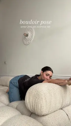 Big fan of the oversize tee #boudoirposeidea #easyboudoirpose #easyboudoirposes 