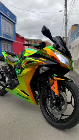 Tu moto como una joya 💎 🏍️ #wrap #fullwrap #wrapping #vinylwrap #motowrap #motowrapping #motowrapper #motowraps #ninja300 #motocustomizada #calcomaniasparamotos #motovinilada #bikergirl #moterascolombia #moteroscolombia 