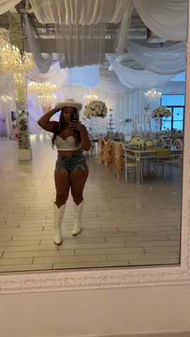 Cowgirl🤠  #cowgirlboots #cowgirlfashion #fyp #bootsanddaisydukes #bootsanddukesparty  #cowgirlsoftiktok⚡️ 