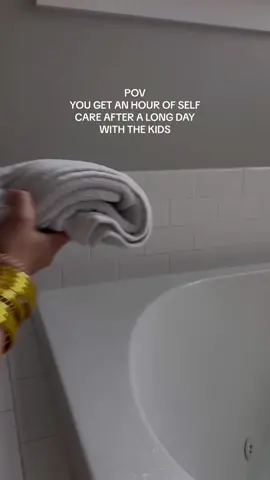 dont forget to lock the door. #momof5 #Lifestyle #SelfCare #mommyselfcare #bathroutine #sahm #ditl #stanley 