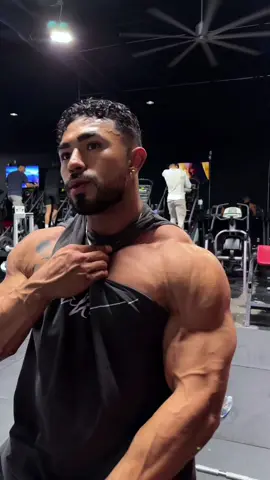 SHOULDER DAY 🤝  #GymTok #GymLife #bodybulding #fyp #fypシ #shoulderworkout #workoutroutine #gymrat 