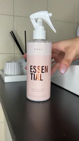 Hoje foi dia de tratamento com @Braé, empresa de cosméticos capilares de alta qualidade e que tem produtos para todos os tipos de cabelo com o Essential! Usei ele pós shampo e depois como leave-in e amei! Super recomendo essa experiência da BRAÉ! O queridinho da internet já está na minha rotina de cuidados também!  #braesquad #braeessential #publi #essentialbrae #braehaircare #braéessential #braéhair #braéhaircare 