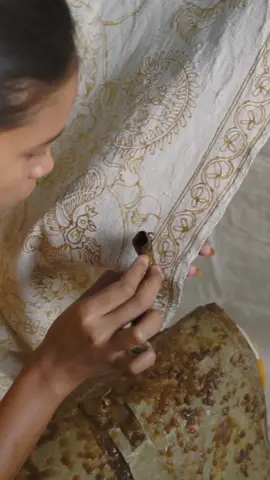 Gedog tuban Batik gedog menggunakan tenun sebagai materi utamanya. Tenunnya sendiri terbuat dari kapas yang banyak ditanam di ladang sekitar lokasi pembuatan batik. Kapas-kapas yang sudah dipintal kemudian ditenun menjadi kain menggunakan alat tenun tradisional yang mengeluarkan bunyi 'dog', dan dari bunyi itulah yang membuata batik khas Tuban ini disebut Batik Gedog. Pembuatan batik gedog sendiri menggunakan pewarna alami, seperti warna dari pohon nila (biru), pohon mengkudu (merah), dan akar pohon mangga (kuning). Penggunaan bahan-bahan alami inilah yang menjadikan batik gedog terlihat eksotis Batik gedog tidak bisa terlepas dari sejarah Tuban. Batik ini kali pertama dibawa langsung Laksamana Cheng Ho dari China (kini Tiongkok) pada masa pemerintahan Majapahit. Nuansa China dari batik ini sangat melekat, Itu terlihat dari gambar burung Hong yang menjadi kekhasan batik tersebut. #tuban #batik #sejarah #History #fypシ 