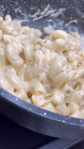 Макароны с сыром в сливочном соусе  Ингредиенты: сл. масло 30 г паприка копчёная 1/2 ч.л мука 1 ст.л молоко 300 г соль макароны 150 г сыр у меня плавленый 100 г (можно взять абсолютно любой сыр, можно твёрдый российский, голландский, чеддер, вообщем какой есть, и чем больше чем вкуснее) #завтрак #обед #ужин #макароныссыром #макароны 