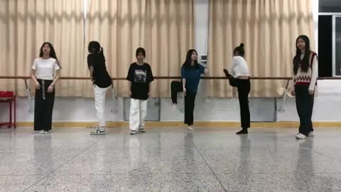 一女子 侧手翻晕倒搜 ！其同学进行紧急抢救！ #舞蹈生的日常 