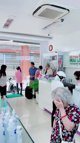 Mua sắm mỹ phẩm - nước hoa - trang phục lót tại cửa hàng của Mai Linh 61 63 Cách Mạng Tháng 8, phường 2, Tp Cao Lãnh