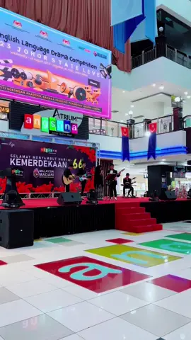 Persembahan sempena Pertandingan Drama bahasa Inggeris di Angsana Johor Bahru Mall