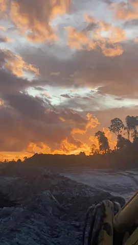 the sunset is beautiful, isn’t it? #sunset #fypシ #storytambang #kulitambang #kalimantantimur #tambangbatubara #buma #bumaipr 