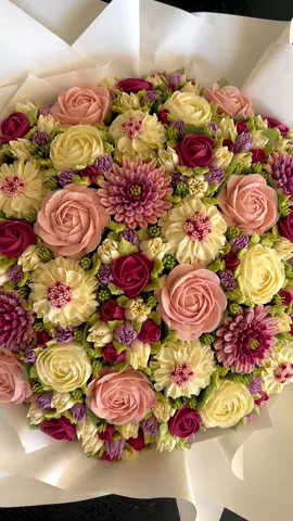 Who wants this as their next birthday cake? 🧁  #cupcake #bouquet #flower #Love #birthday #unique #buttercream #cupcakebouquets #cake #dessert #forher #rose 