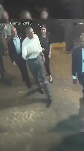 President Obama eats “Bún Chả” like a local in Hanoi, Vietnam 🇻🇳#vietnam #buncha #obama #vietnamesefood 