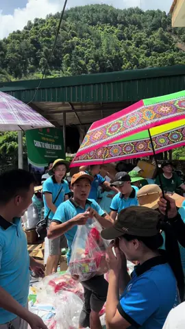 Nói là làm nhé các bạn. Đoàn bên.mình trao quà thiện nguyện cho bà con nơi gặp lũ quét tại xã Hồ Bốn. #LearnOnTikTok #lutaihobon #cuocsongvungcao #videolu 