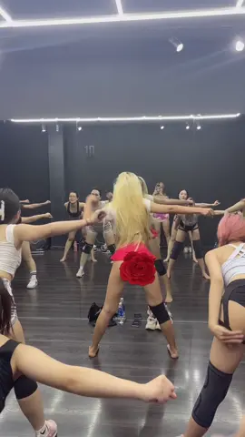 Tuyển sinh lớp Twerk tại Hà Nội 🍑 Tập Twerk giúp tăng cỡ v3, linh hoạt cơ hông, dẻo cơ sàn chậu, đốt calo tương đương các bài hiit #twerker #dance #twerkhanoi #twerk 