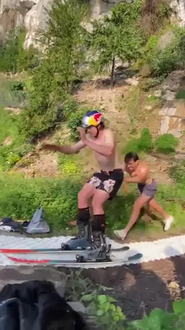 Nått att testa?🔥 #redbullsweden #ski #jump #water 