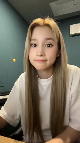 this is so cute bcs it's her first time listening to this song🥺   #huening_bahiyyih #휴닝바히에 #Kep1er #케플러 #bahiyyih #hiyyih #hueningbahiyyih #hueningbahiyyih #kpop #kpopfyp #foryou #fyp #foryoupage #jungkook #btsjungkook #jungkookbts 