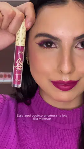 Qual forma de aplicação você gostou mais? • Make usando apenas um produto? É possível sim! Com o Lip Matte da @biamakeup__ • Possui uma textura incrível de trazendo uma infinita possibilidades de uso, como: Blush, delineado e batom. 👄