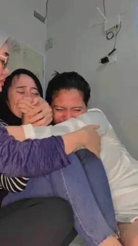 Hubungan ku yg berakhir, tapi teman ku juga ikut ngerasain sakitnya. aku tau kalian sayang sama aku, tetap ada buat aku ya. Kalian percayakan aku bisa ngelawatin fase ini🥺 ilvyu💙 @Sisi @Halimah Tusyakdiah 