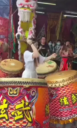 🇲🇾 马来西亚雪隆炫武龙狮公会 wow 女鼓手 Lion girl drum shake hand 🤩👏👏👏power Drum performance #马来西亚 #malaysia #malaysiatiktok #liondance #mualan #tariansinga #barongsai #醒獅 #醒狮 #舞狮 #舞狮生活 #舞狮表演 #舞狮运动 #liondancer #liondanceperformance #liondancecompetition #liondancelife #liondancelife #liondancetiktok #malaysialiondance #liondancing #liondance2023 #liondancedrum #liondancedruming #liondancegirls #girlliondance #女狮人 #舞狮女 