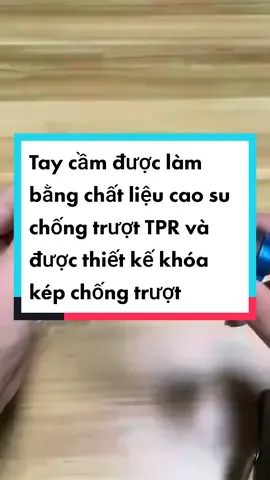 Tay cầm được làm bằng chất liệu cao su chống trượt TPR và được thiết kế khóa kép chống trượt, mềm mại và thoải mái - Dù đi dưới trời mưa hay thấm mồ hôi thì tay lái cũng không dễ bị tuột ra. - Vòng còi hợp kim nhôm có độ bền cao và nhẹ, được tích hợp, ổn định và bền bỉ. #xedapmtb  #xedapgiant  #xedapdiahinh #taynamxedapcaocap, #boctaynamxedap #baotaynamxedap #taycamxedapdua taycamxedapdua #taycamxedapdiahinh #taynamxedapsungtrau #taynamxedap  #ghidongxedap 