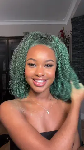 Trying the green colour wax💚 #colourwax #naturalhair #curlyhair 