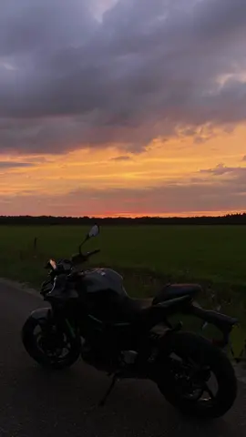 Sunset ride 🤌🏼🌅 #sunsetride #bikergirl #motorcycle #kawasakiz650 