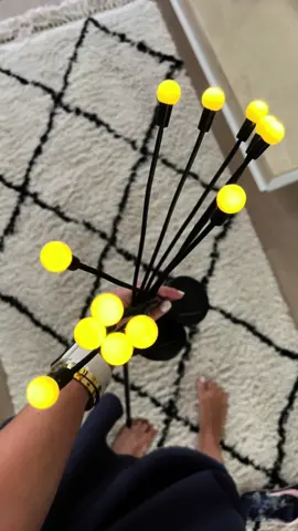 Luces luciernaga solares para exterior Son solares. Se cargan durante el dia y se encienden solas por la noche.  Las tienes en Amazon!  (En mi perfil de IG Decomondo) tienes el enlace 