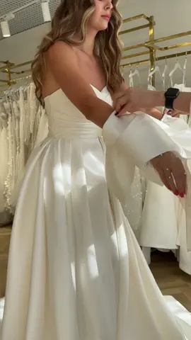 Dream dress🥹🤍 #wedding #weddingtiktok #weddingtok #style #dress #weddingdress #weddingdresses #gown #bride #fyp #foryou #foryoupage 
