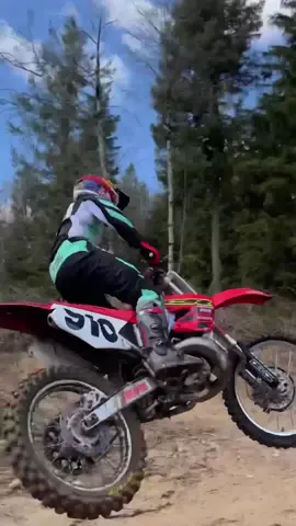 Some random 2000 CR250 2-stroke clips for your Wednesday. Do you guys have more fun on tight technical tracks or open tracks? @Red Bull Motorsports @MotoSport.com #2000 #CR250 #CR250R #honda #2stroke 