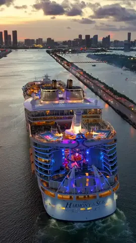 Beautiful cruise ship landed in Dubai UAE #viral #foryou #goviral #viral_video #russian #fypシ゚viral #dubai #usa_tiktok #china #treanding #chinatiktok #goviral @aureliamusca @Baby_ Mira @GABRIELA @林鈺淇 @Castro❣️ @yoyo阿記 @༺❦ᥫẨᘻ♥𝑻ℌᏬ❦༻  @The Cruise Spotter 