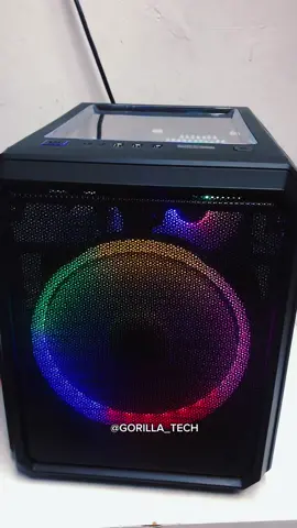 GABINETE GAMER K-MEX 💥 Desenvolvido com um design sofisticado que vai ser o grande destaque do seu setup, ele possui estrutura em metal na cor preta, painel lateral de acrílico e filtro que evita entrada de poeira. Ele também oferece compatibilidade com water cooler, além de suporte para placa mãe Micro ATX e ITX Em busca do Pc gamer ideal que cabe no seu bolso?!  Vem pra Gorilla Tech 👊🏾😎🔥