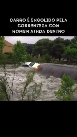 Homem tenta atravessar uma ponte depois de fortes chuvas atingirem a cidade, ele só não esperava a força da correnteza. #correnteza #chuvas #carro #engolido 